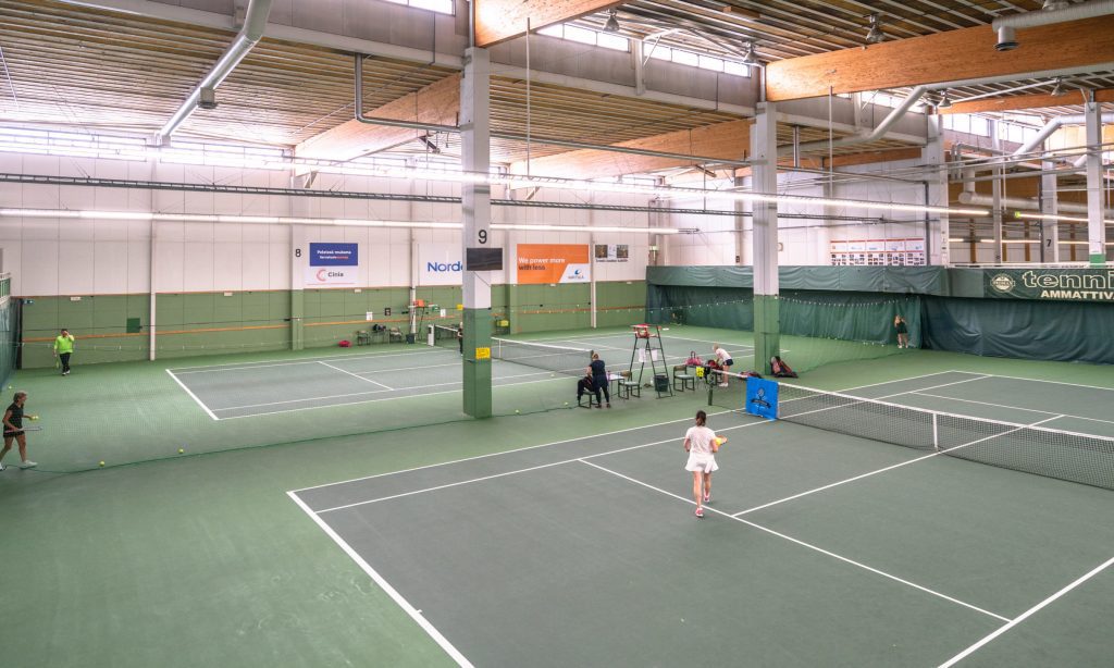 Pelaajia Talin Tenniskeskuksessa