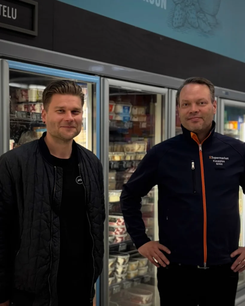 MV-Jäähdytyksen huoltopäällikkö Janne Salmi ja kauppias Erkki Pesonen K-Supermarket Kuljun Kartanossa.