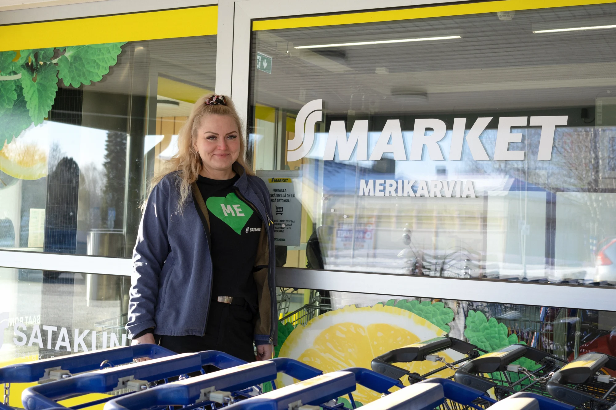 Jenni Lehterä S-market Merikarvian sisäänkäynnin edessä.