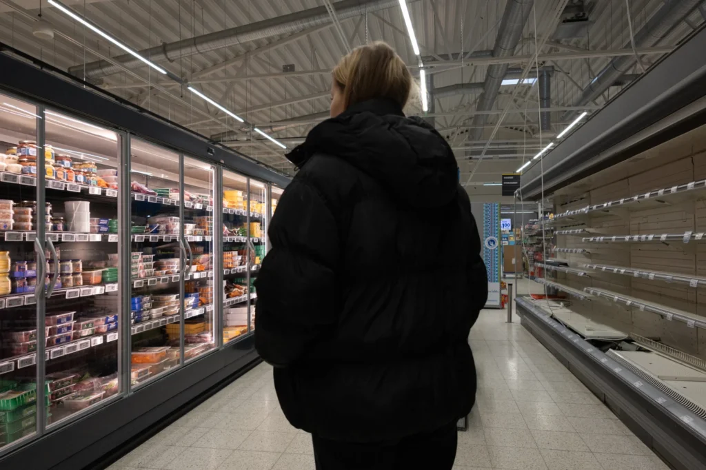 S-market Merikarvian kylmäkäytävä: vasemmalla uudet ovelliset kylmähyllyt, oikealla vanhat avonaiset kalusteet.
