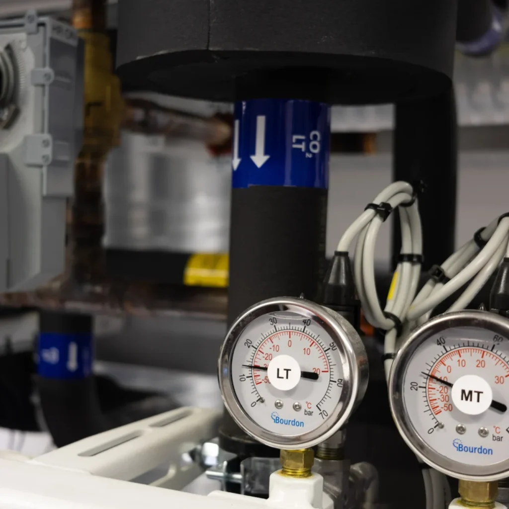 CO₂-putkisto ja painemittarit uudessa kylmäjärjestelmässä.